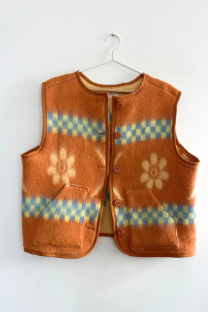 Wool vest with ceramic buttons